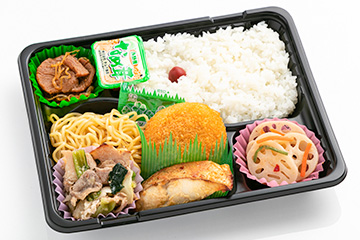 クノーデルフライ・メダイ西京焼き・青梗菜と白菜豚肉旨煮・根菜マリネ・塩焼きそば・なめ茸・すき焼き風味